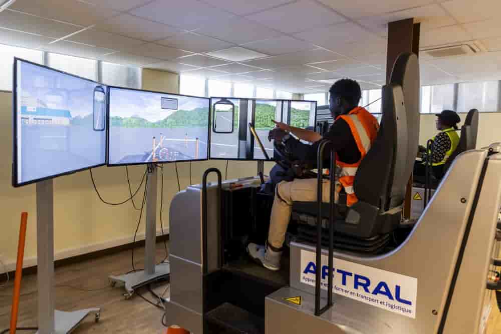 Vincent Isore/IP3 ; Gennevilliers, France October 5, 2023 - Visit to the AFTRAL apprenticeship training center (CFA) by the Minister of Labor as part of the new apprenticeship year. France's leading network of training centers for the logistics and...