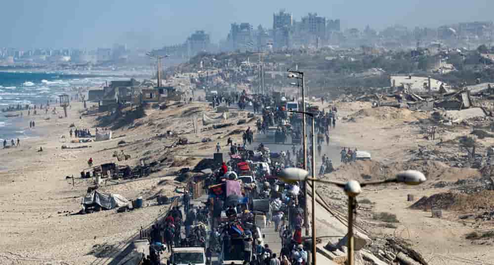 À Gaza, les habitants rejoignent finalement ce qu'il reste d'une ville défigurée par la guerre.