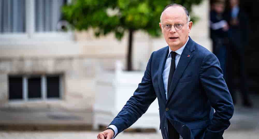 Édouard Philippe prend ses distances avec Emmanuel Macron et prépare le terrain pour la présidentielle de 2027.