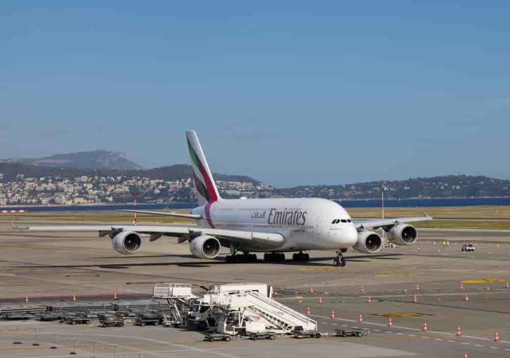 ©PHOTOPQR/NICE MATIN/Sebastien Botella ; Nice ; 07/10/2025 ; Emirates A380, aeroport de Nice, le mardi 7 octobre 2025 (MaxPPP TagID: maxnewsspecialtwo363651.jpg) [Photo via MaxPPP] - AÉROPORT NICE COTE D'AZUR