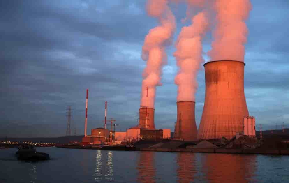 La centrale nucléaire de Tihange, en Belgique, compte trois réacteurs d’environ un gigawatt chacun. Tihange 1 est arrêté, Tihange 2 est en cours de démantèlement tandis que Tihange 3 va poursuivre son exploitation jusqu’en 2035, voire 2045.