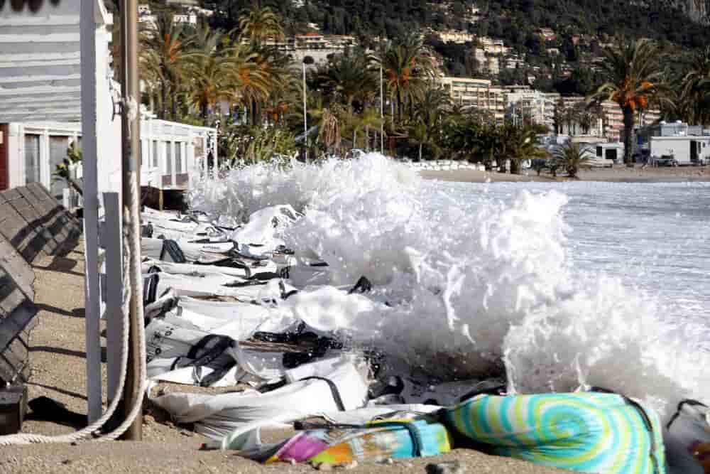©PHOTOPQR/NICE MATIN/Jean François Ottonello ; Menton ; 18/01/2023 ; Coup de mer a Menton dans les Alpes-Maritimes - les plages privees touchees (MaxPPP TagID: maxmatinnews543040.jpg) [Photo via MaxPPP] - COUP DE MER MENTON - COUP DE MER MENTON