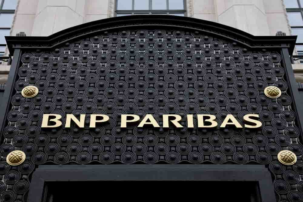 Le logo de BNP Paribas est visible à l'extérieur d'un bâtiment bancaire à Paris, France, le 25 avril 2025