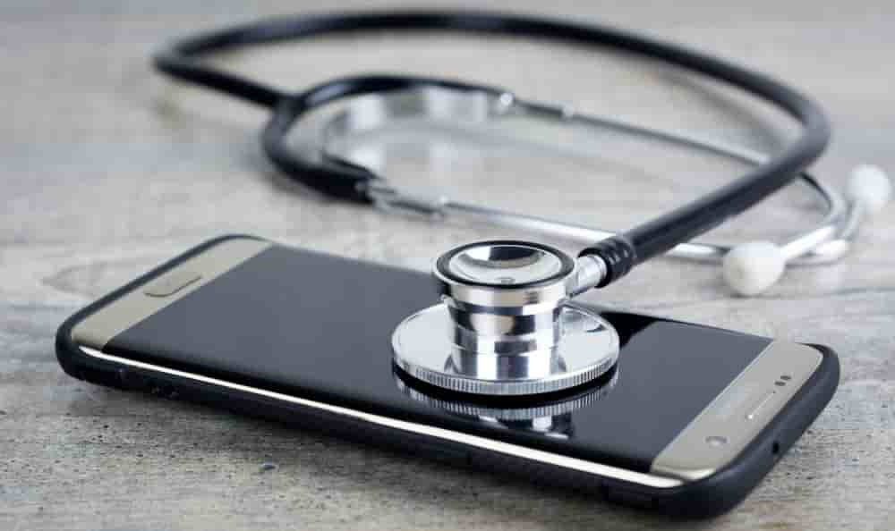 Selon l’étude Viavoice pour Onepoint, les avancées technologiques médicales, IA comprise, donnent espoir aux Français.