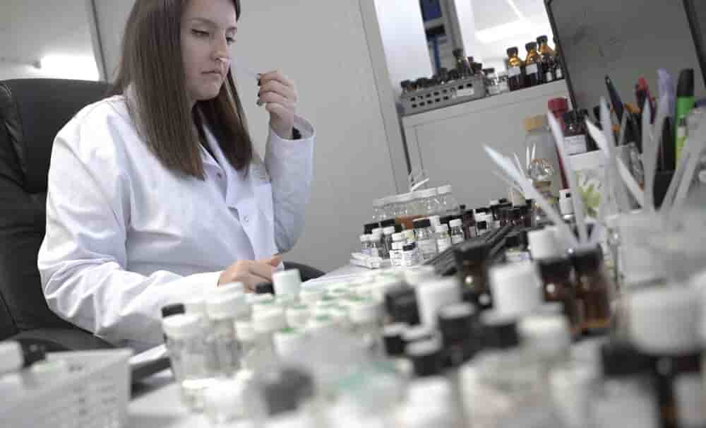 ©PHOTOPQR/NICE MATIN/Franck Fernandes ; ; 22/01/2025 ; Parfum de luxe à domicile Marcus Spurway, maison de parfum fondée en 1825 à Cannes, est aujourd'hui installée à Saint-Cézaire. La marque conçoit et fabrique des parfums de luxe, pour femmes et...