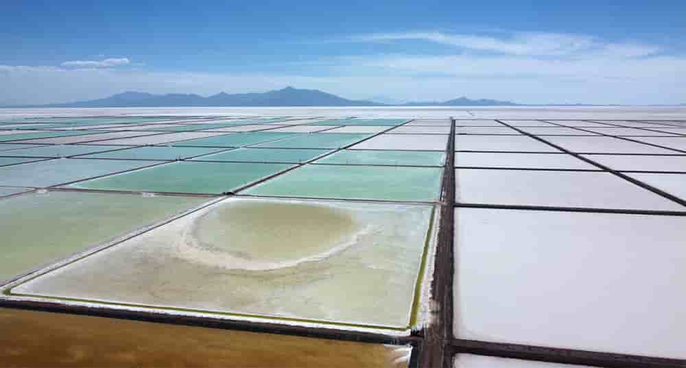 Depuis 2017, l’entreprise publique Yacimientos de Litio Bolivianos (YLB) est chargée du développement de la production de carbonate de lithium, mais les habitants de la région n’ont pas le droit de s’approcher des usines ni des bassins d’évaporation.