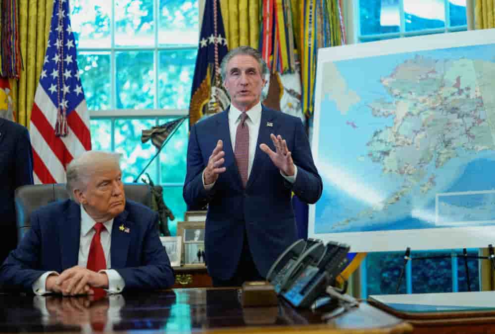 Le président américain Donald Trump écoute le secrétaire américain à l'Intérieur Doug Burgum s'exprimer lors d'un événement pour signer un décret autorisant la construction d'une route d'accès au district minier d'Ambler en Alaska.