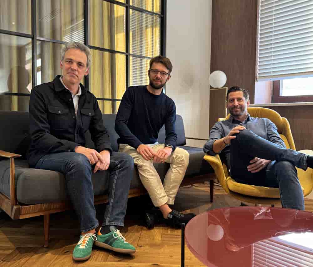 De gauche à droite : Paul de Fombelle, directeur général du groupe Positive, un représentant de Surfer, et Mathieu Tarnus, fondateur de Sarbacane, aujourd’hui président du groupe Positive.