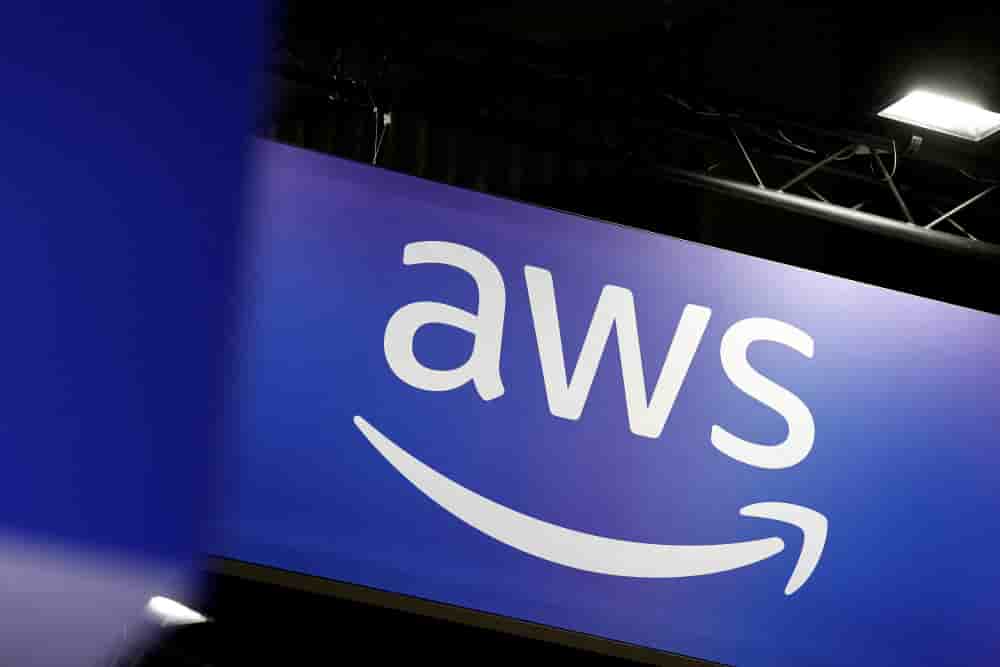 Filiale d’Amazon, AWS est une plateforme d’informatique à distance (cloud) qui fournit aux entreprises des services à la demande comme le stockage, les bases de données ou l’intelligence artificielle.