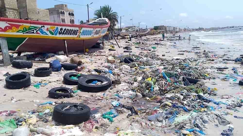 La Baie de Hann, l’un de plus beaux sites des côtes sénégalaises, envahie de déchets industriels et domestiques.