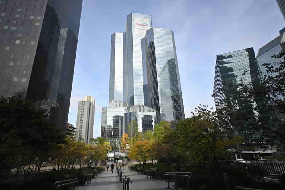 Bruno Levesque / IP3 Courbevoie France 08 Octobre 2025 Illustration dans le quartier d?Äôaffaires Paris la Defense La tour Coupole TotalEnergies ILLUSTRATION, ESPACE PUBLIC, PAYSAGE, NEWS URBANISME NEWS BUSINESS, ECONOMIE, EXTERIEUR, QUARTIER D...