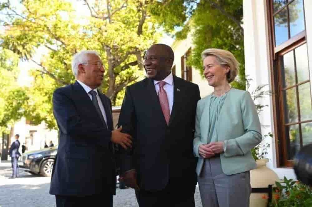 Cyril Ramaphosa (au centre) avec le président du Conseil européen, António Costa (à gauche), et la présidente de la Commission européenne, Ursula von der Leyen (à droite)