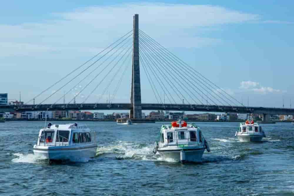 Ferries naviguant sur la lagune de Lagos