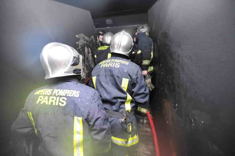 @Franck Desprez/BSPP/PP/Maxppp, France, Paris, 2013/01/02 Incendie dans un immeuble de Gennevilliers (Hauts-de-Seine): un couple d'origine algérienne et ses trois enfants de 12, 15 et 18 ans ont péri dans le sinistre, qui a également fait 18 blessés...