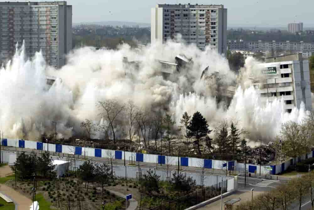 MaxPPP TagID: maxnewsworldtwo627381.jpg/Photo via MaxPPP - DEMOLITION DU BATIMENT CHAMPAGNE