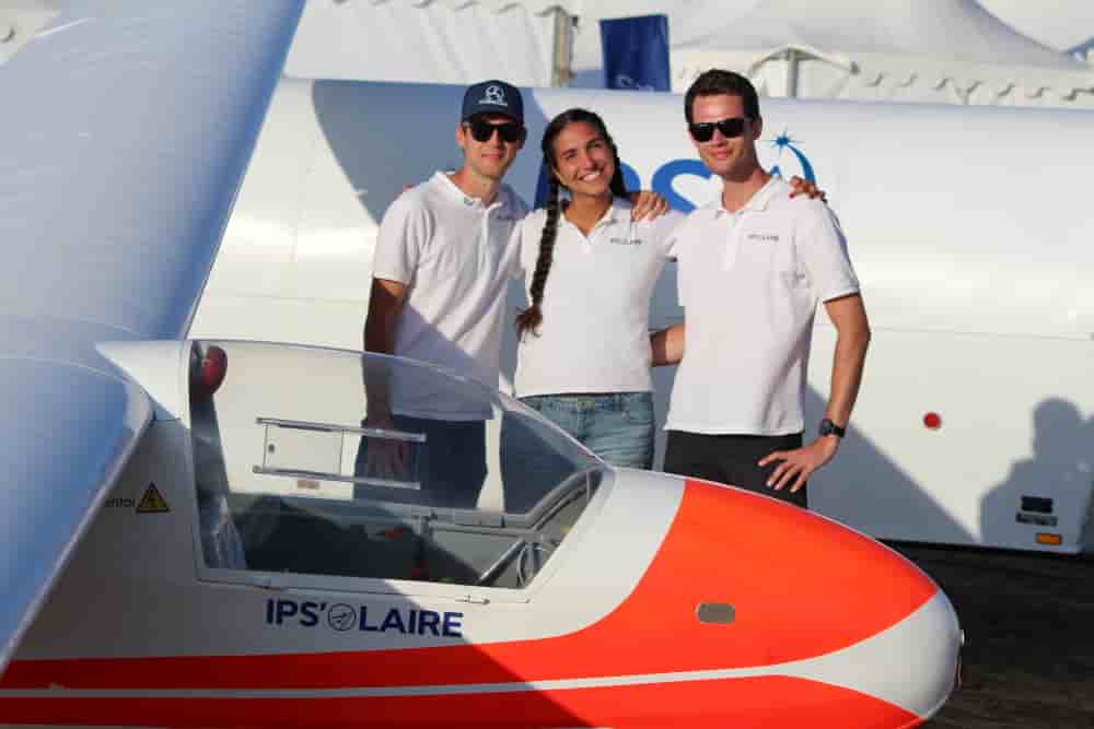 De gauche à droite : Martin, Feryel et Hugo devant l'aéronef solaire au mondial de l'ULM 2025. IPS’OLAIRE fonctionne comme une petite start-up étudiante, articulant recherche, ingénierie et communication.