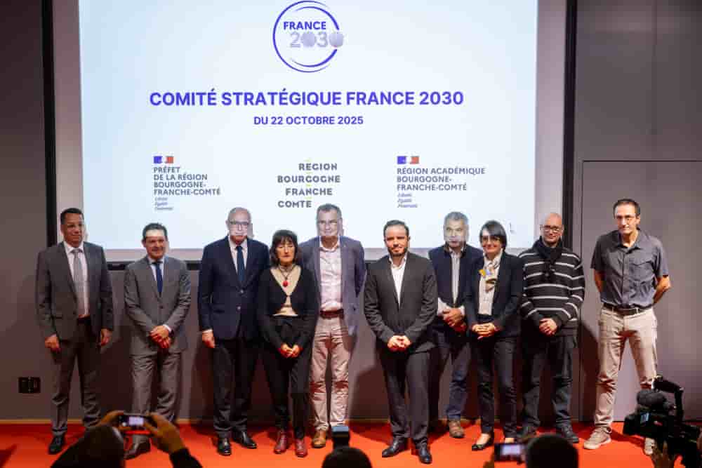 Le préfet de région, Paul Mourier et le président de région, Jérôme Durain entourés des 6 lauréats présents lors du point d'étape France 2030, le 22 octobre à Dijon.
