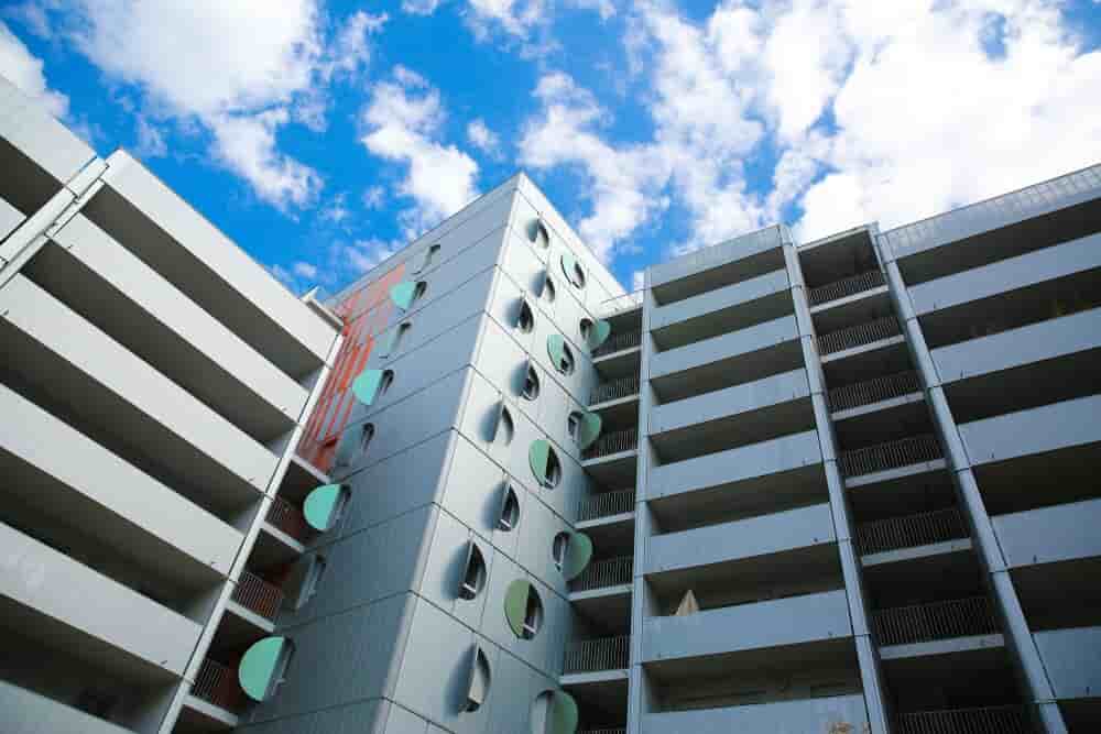 Les nouvelles mesures fiscales proposées par le gouvernement incluent l'inscription dans le PLF 2026 d'un amortissement de 2% par an de la valeur du bâti pour les logements neufs loués nus pendant au moins neuf ans, avec un plafonnement de 5 000 euros...