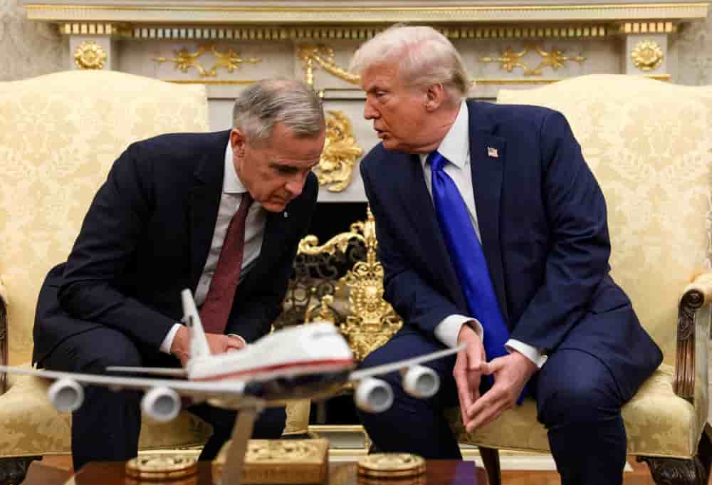 Le président américain Donald Trump rencontre le premier ministre canadien Mark Carney dans le Bureau ovale de la Maison-Blanche, le 7 octobre 2025.