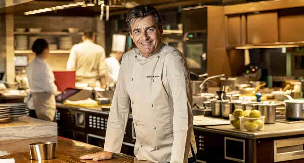 Pour Yannick Alleno, « le vin reste une matière vivante qui, même jeune, a besoin de s’oxygéner en douceur ».