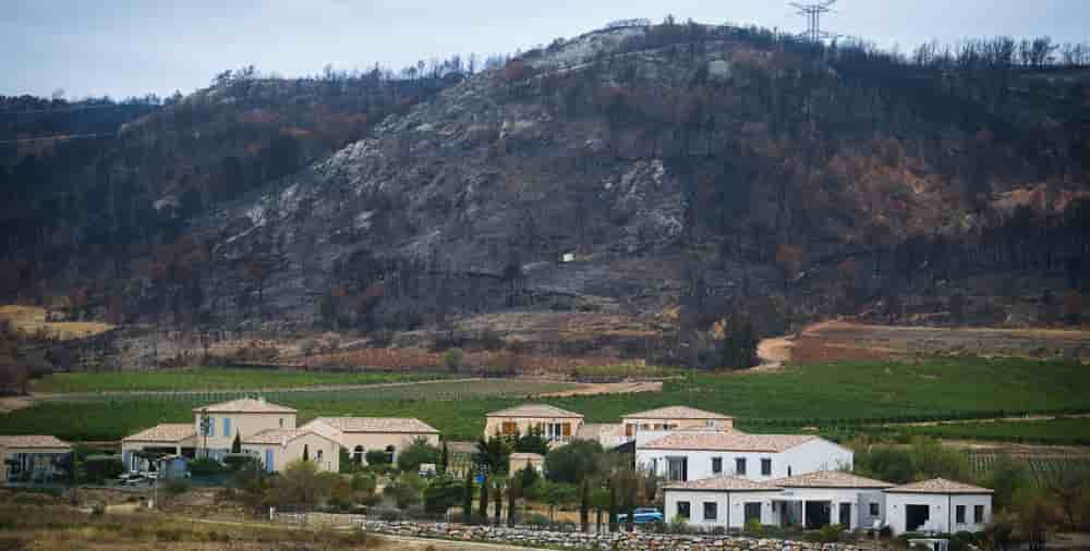 Près de trois mois après les violents incendies qui ont ravagé les Corbières dans l’Aude à l’été 2025, le monde économique guette les éventuelles retombées négatives de la catastrophe (photo : Tournissan, à peine 300 habitants).