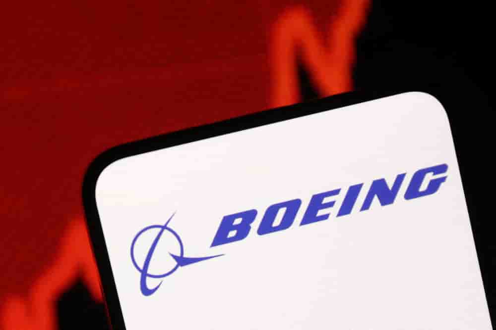 Le logo de Boeing et un graphique boursier en hausse sont visibles sur cette illustration. /Illustration prise le 26 juillet 2025/REUTERS/Dado Ruvic/Illustration - Le logo de Boeing et un graphique boursier en hausse - BOEING-RESULTS