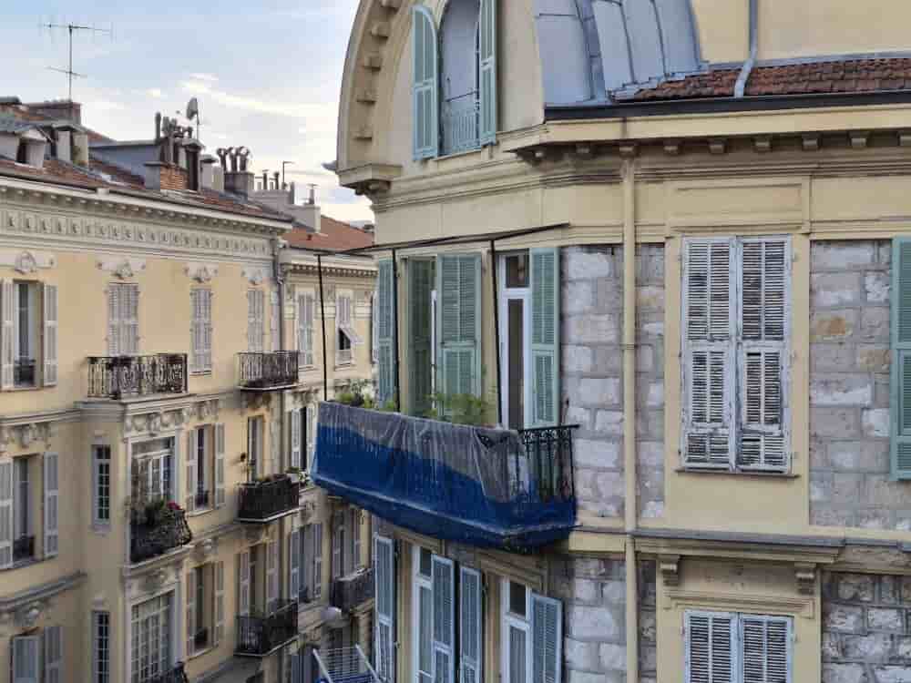 ©B. ROMANKIEWICZ/MAXPPP - NICE LE 14/05/2025 tandis que de nombreux hotels 4* emergent en centre ville de Nice, des immeubles d'habitation se degradent, les coproprietes laissant trainer les travaux de renovation de facades pendant plusieurs mois. des...