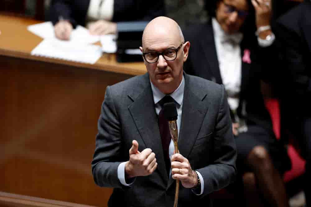 Le ministre de l’Économie Roland Lescure a fait adopter un amendement, lundi 27 octobre, pour alourdir la contribution exceptionnelle sur les bénéfices des grandes entreprises.