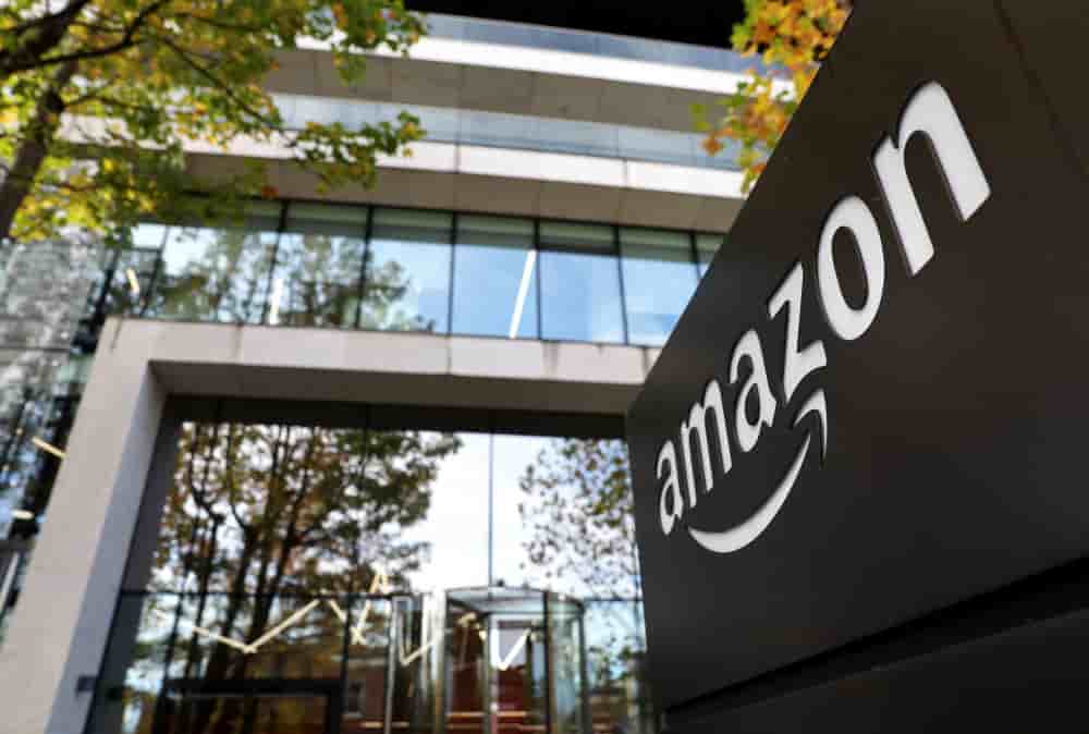 Amazon emploie 350 000 salariés dans ses bureaux, sur un effectif total de 1,56 millions de personnes.