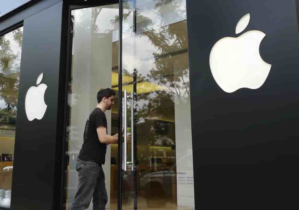 Apple a rejoint le club très fermé des entreprises valorisées à 4 000 milliards de dollars, un seuil atteint en pleine incertitude sur sa stratégie en intelligence artificielle. Malgré les doutes des investisseurs, la prime de valorisation est élevée.