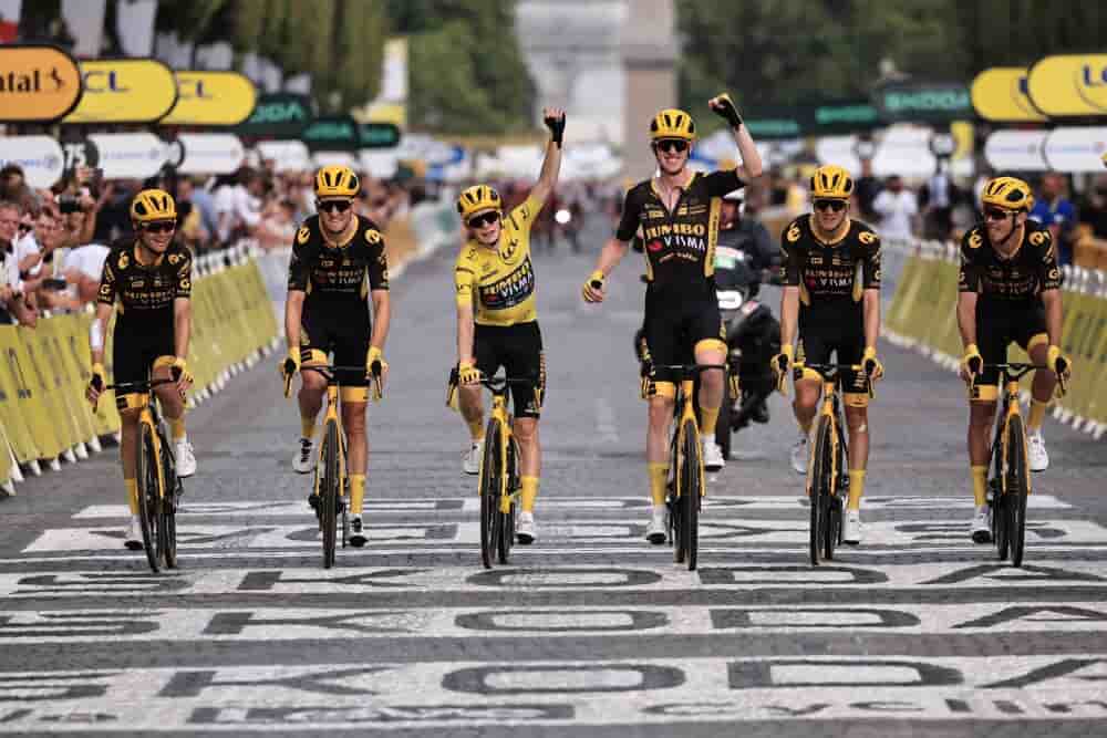 ©CHRISTOPHE PETIT TESSON/EPA/MAXPPP - epa10764741 Yellow Jersey overall leader Danish rider Jonas Vingegaard (3-L) of team Jumbo-Visma and his teammates cross the finish line of the 21st and final stage of the Tour de France 2023 over 115kms from...