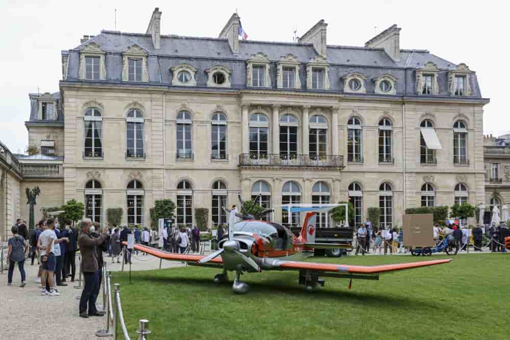 ©Sebastien Muylaert/MAXPPP - Illustration d'un avion dans les jardins del'Elysee lors de la grande exposition du fabrique en France a l'Elysee. Paris, 03.07.2021 (MaxPPP TagID: maxnewsworldfive500868.jpg) [Photo via MaxPPP] - Grande exposition du...