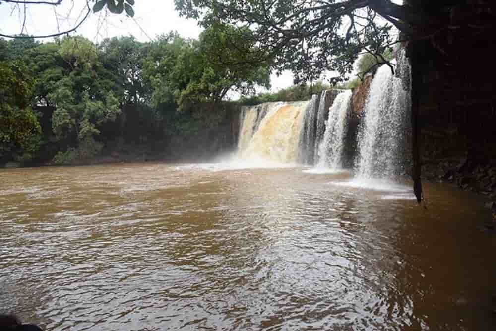 Chutes d'eau du projet hydroélectrique Bini à Warak, situé sur la rivière Bini