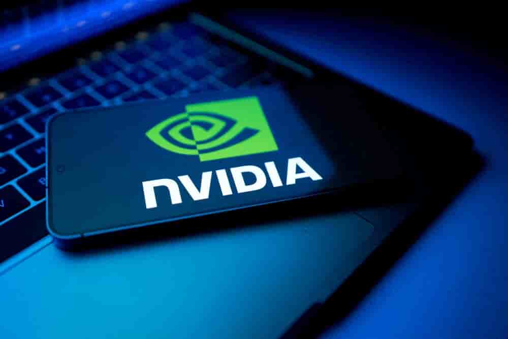 Nvidia domine le marché avec des processeurs polyvalents, utilisés aussi bien pour l'entraînement des modèles que pour leur déploiement à grande échelle.