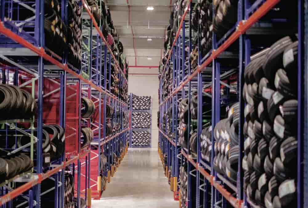 Chez Allopneus, il se vend en moins de deux mois près d'un million de pneumatiques, soit près de 25.000 références par jour. De quoi contraindre le distributeur à une organisation spécifique, nécessitant un renfort de main d'oeuvre, une organisation en...