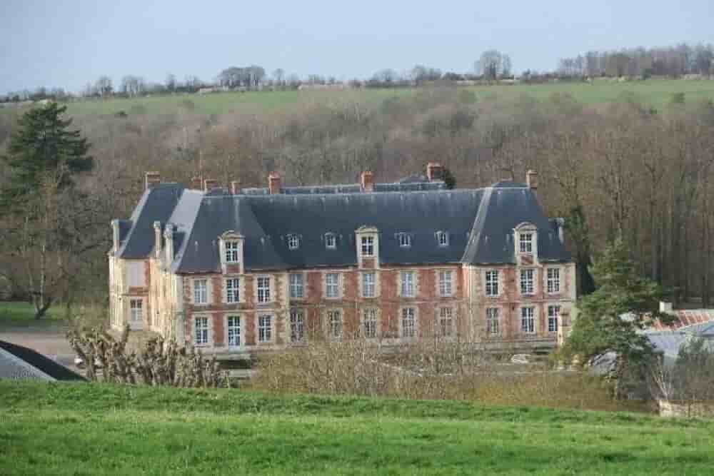 ©PHOTOPQR/LE PARISIEN/Mehdi Gherdane ; Thiverval-Grignon ; 17/12/2022 ; Des SDF parmi lesquels des enfants sont désormais hébergés dans un château à Thiverval Yvelines (MaxPPP TagID: maxnewsspecialtwo376746.jpg) [Photo via MaxPPP] - Thiverval accueille...