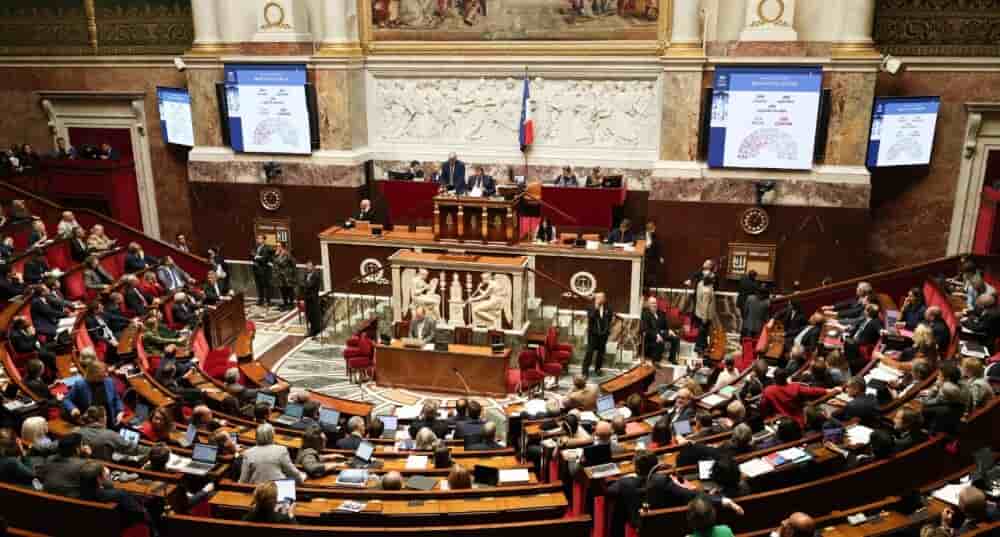 Le gouvernement remet la surtaxe sur les grandes entreprises sur la table des discussions budgétaires de janvier, pour réduire le déficit à 5 % du PIB.