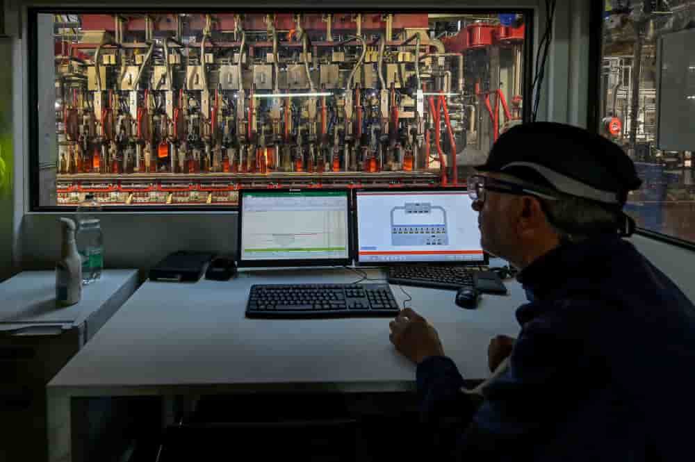 Un ouvrier de l'usine d'OI-Glass à Vayres en Gironde, où le site employait jusqu'ici 240 salariés.