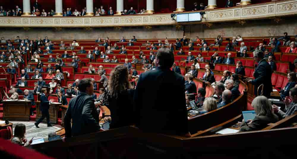 Les députés disposent de 40 jours pour examiner le texte en première lecture, et le Parlement de 70 jours au total.