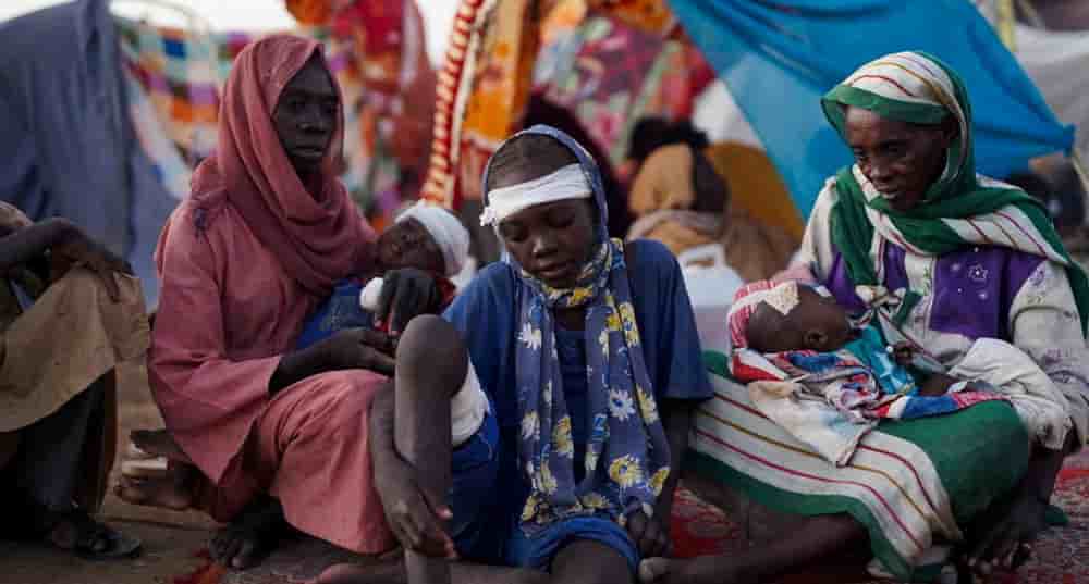 Une famille assise dans un camp pour personnes déplacées qui ont fui Al-Fashir pour Tawila, dans le nord du Darfour, au Soudan, le 27 octobre 2025.