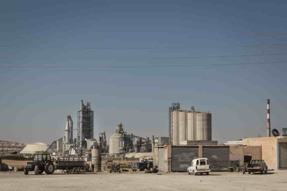 Le Service national de douane judiciaire (SNDJ) conclut dans un rapport que Lafarge Cement Syrie (LCS), branche syrienne du groupe, a " effectué des paiements aux groupes jihadistes".