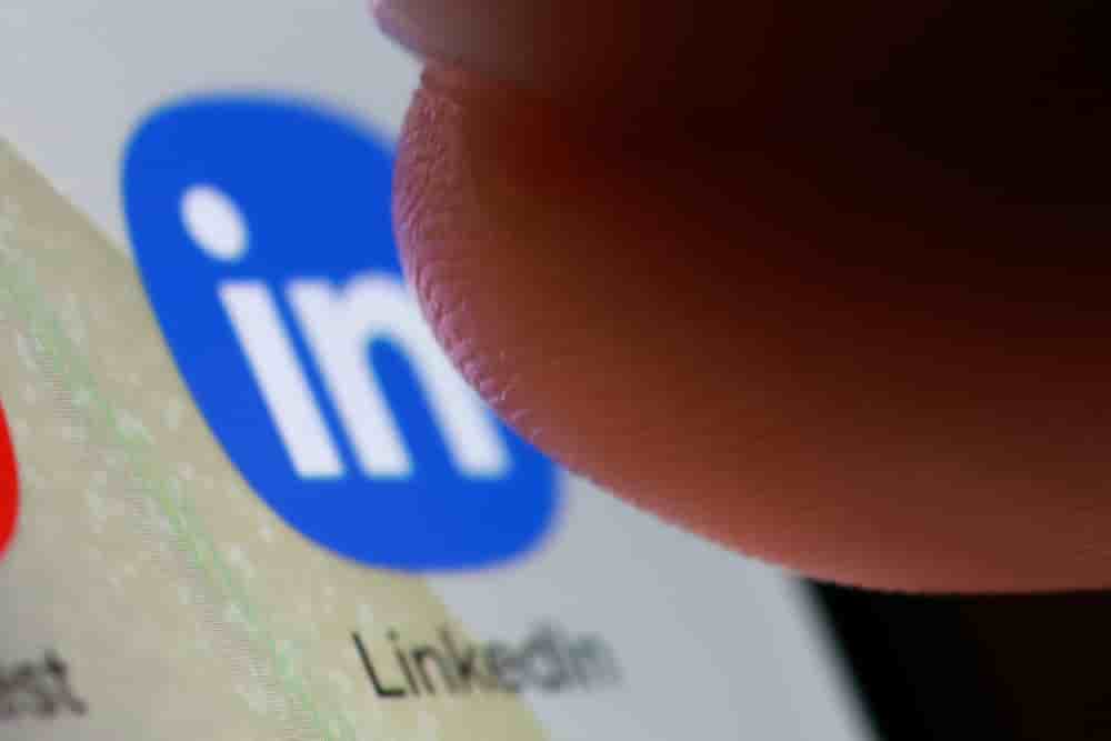 La firme utilise vos analyses et posts pour son IA. Refuser est possible, mais LinkedIn suggère que votre visibilité auprès des recruteurs pourrait en pâtir.