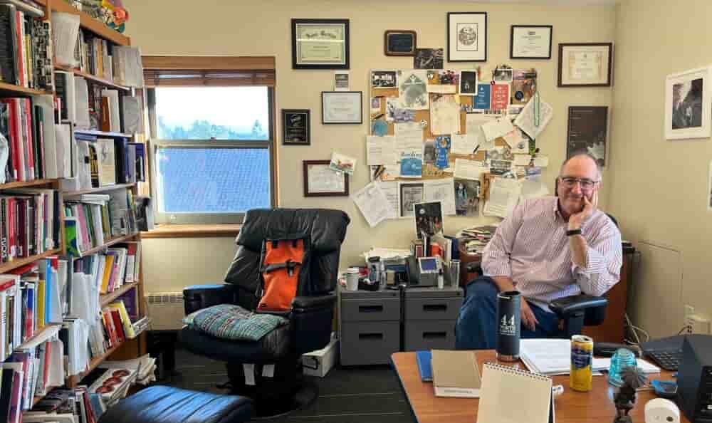 Fred Turner dans son bureau à l'université de Stanford, Californie.