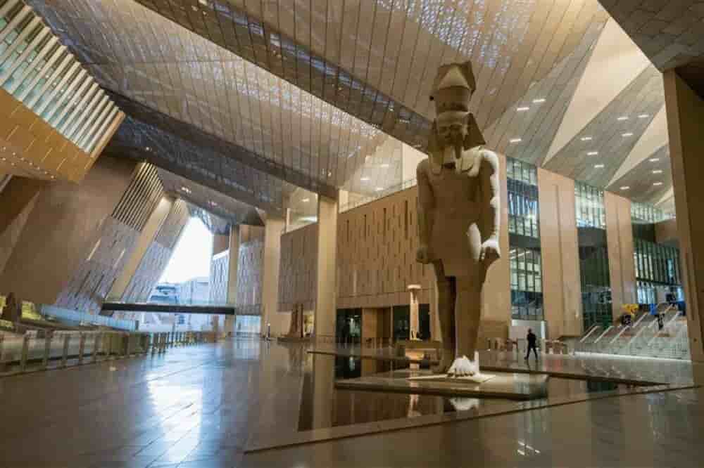 Statue de Ramsès II dans le hall d’entrée du Grand Musée Egyptien