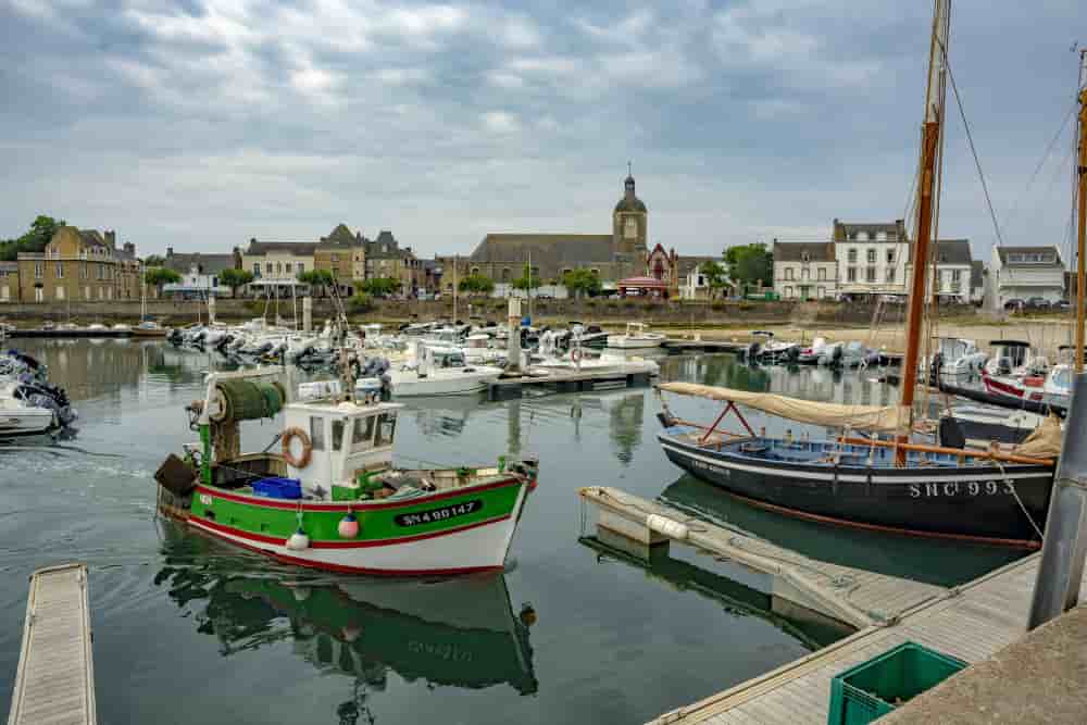 Vue du port et du bourg de Piriac-sur-Mer depuis la jetée.