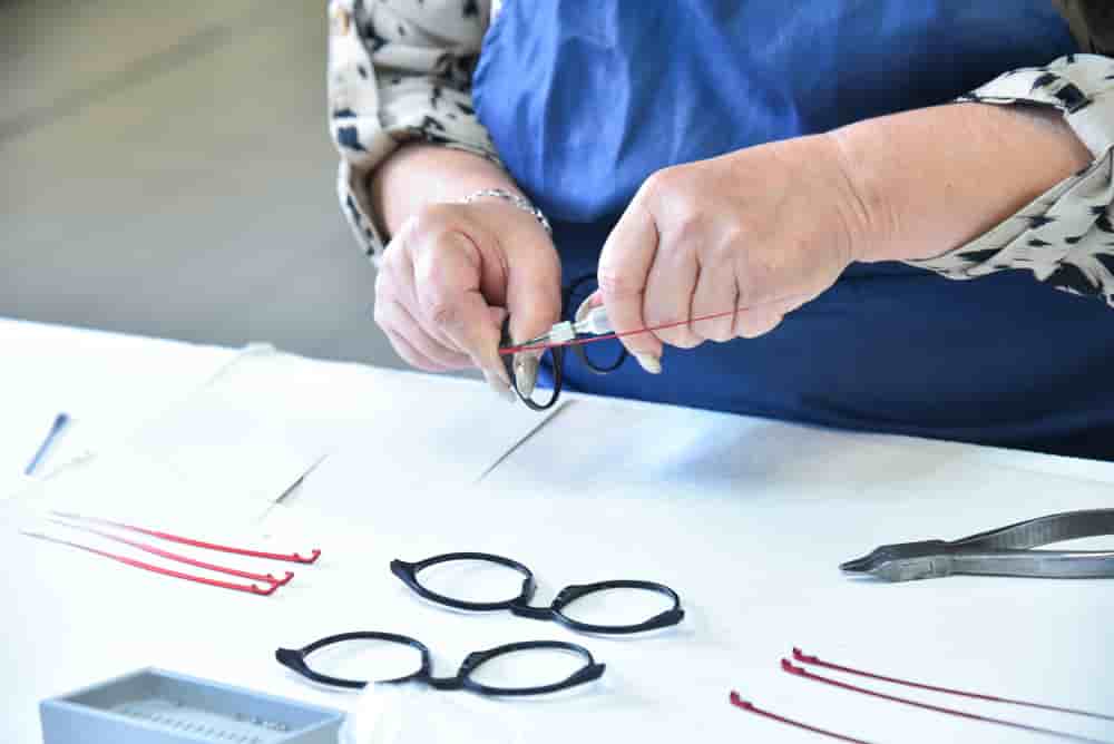 Au siège d'Atol à Beaune, le montage des lunettes nécessite 120 étapes environ.