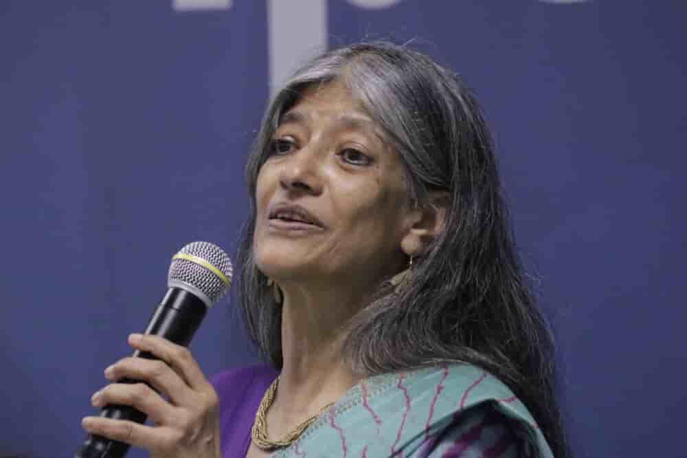 Jayati Ghosh est une économiste indienne. Elle enseigne à l’université du Massachusetts à Amherst et est coprésidente de la Commission internationale pour la réforme de la fiscalité internationale des entreprises.