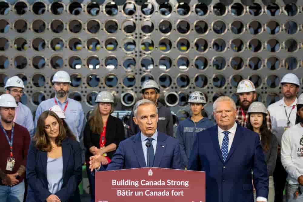 Le Premier ministre canadien Mark Carney s'exprime devant Nicolle Butcher, présidente-directrice générale d'Ontario Power Generation (OPG), et Doug Ford, Premier ministre de l'Ontario, lors d'une conférence de presse devant une maquette de réacteur sur...