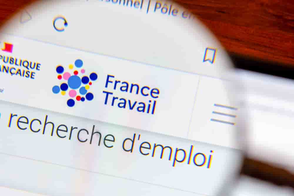 Clamart, France- 2 janvier 2024: Détail d'une page du site internet de France Travail, anciennement Pôle Emploi, vue avec une loupe. France Travail est l'administration française en charge de l'emploi