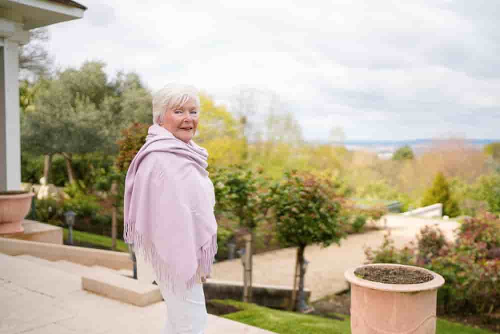 Line Renaud, 94 ans, dans sa maison « la Jonchère », au cœur des bois de Saint-Cucufa (Hauts-de-Seine).